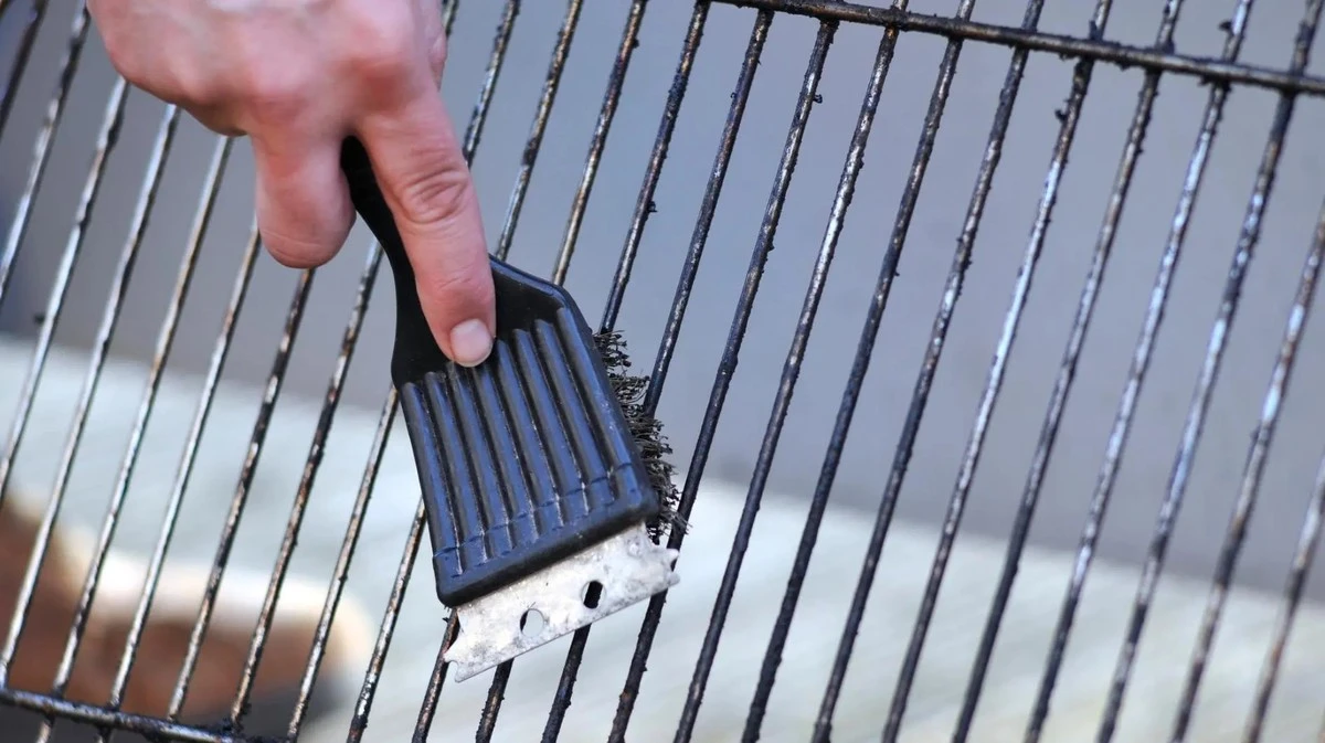 Proč zkušení mistři grilu balí špinavý rošt do starých novin