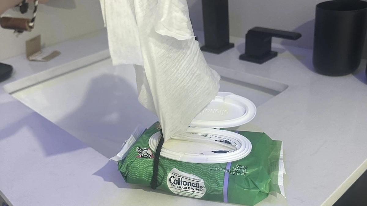 Proč zkušení rodiče navlékají obyčejnou gumičku na balení vlhčených ubrousků - image 1