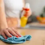 Proč zkušení uklízeči vždy přidávají pár kapek glycerinu do vody na prach