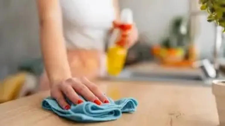 Proč zkušení uklízeči vždy přidávají pár kapek glycerinu do vody na prach
