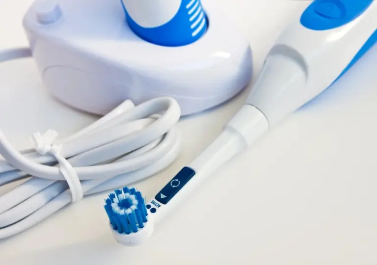 Proč zkušení uživatelé dávají na nabíječku kartáčku obyčejný vatový tampon
