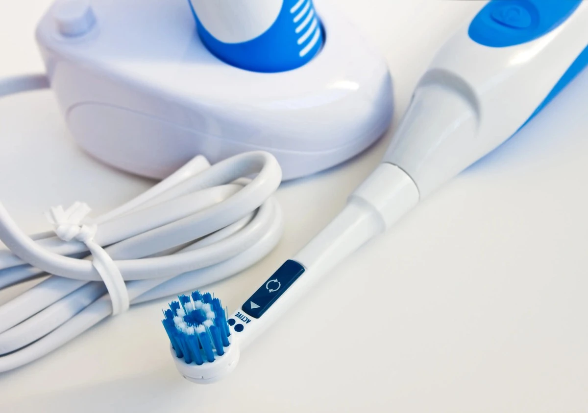 Proč zkušení uživatelé dávají na nabíječku kartáčku obyčejný vatový tampon