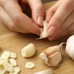 Proč zkušení zahrádkáři nikdy nevyhazují česnekové slupky