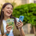 První letní brigáda a šok z výplaty: Jedna chyba vás může stát i tisíce korun