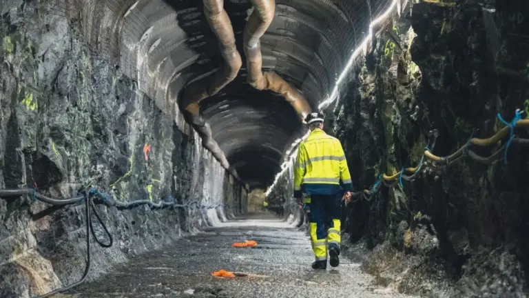 Proč Finové schovávají měděné válce 400 metrů pod zem