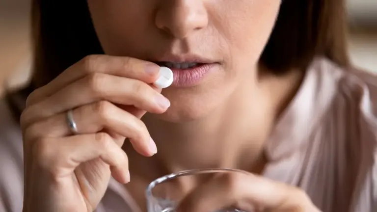 Proč paracetamol na menstruační křeče nezabírá tak dobře jako jiný běžný lék