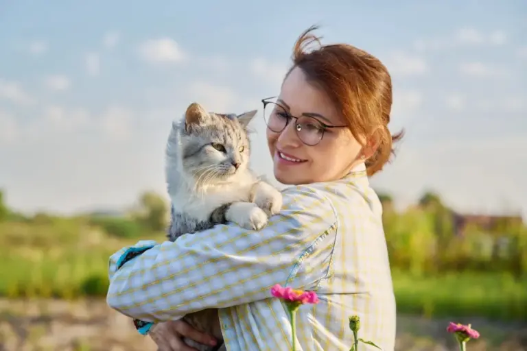 Proč se k vám kočka po návratu chová jako k cizinci: Zapomněla vás, nebo jen taktizuje?