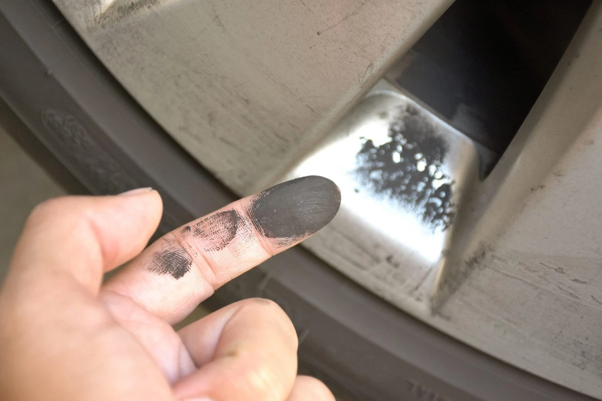 Proč se nová norma Euro 7 týká i elektromobilů: Měřit se bude i to, co nevychází z výfuku - image 1