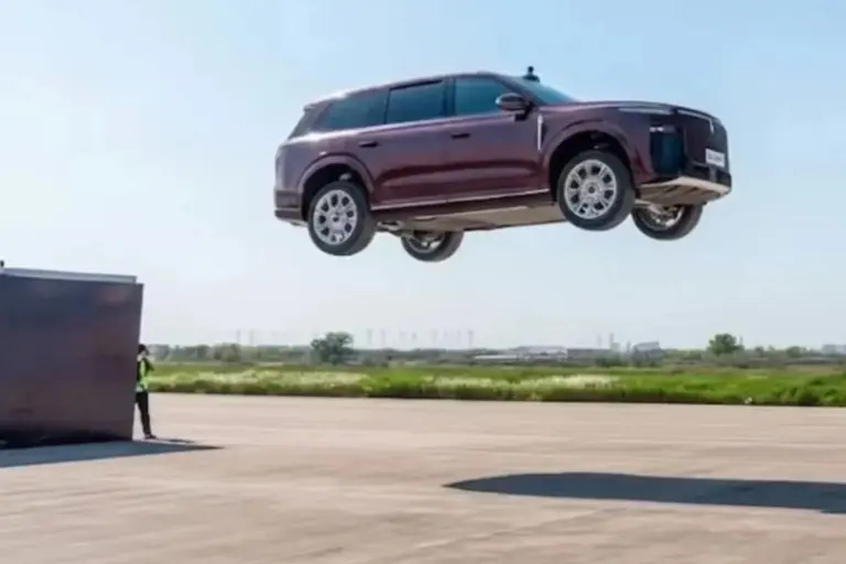 Proč se po drsném dopadu čínského SUV nezhroutila karoserie: Test, který popřel fyziku