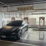 Proč se v Číně objevil vůz, který pohlcuje 99 % světla a vypadá jako černá díra