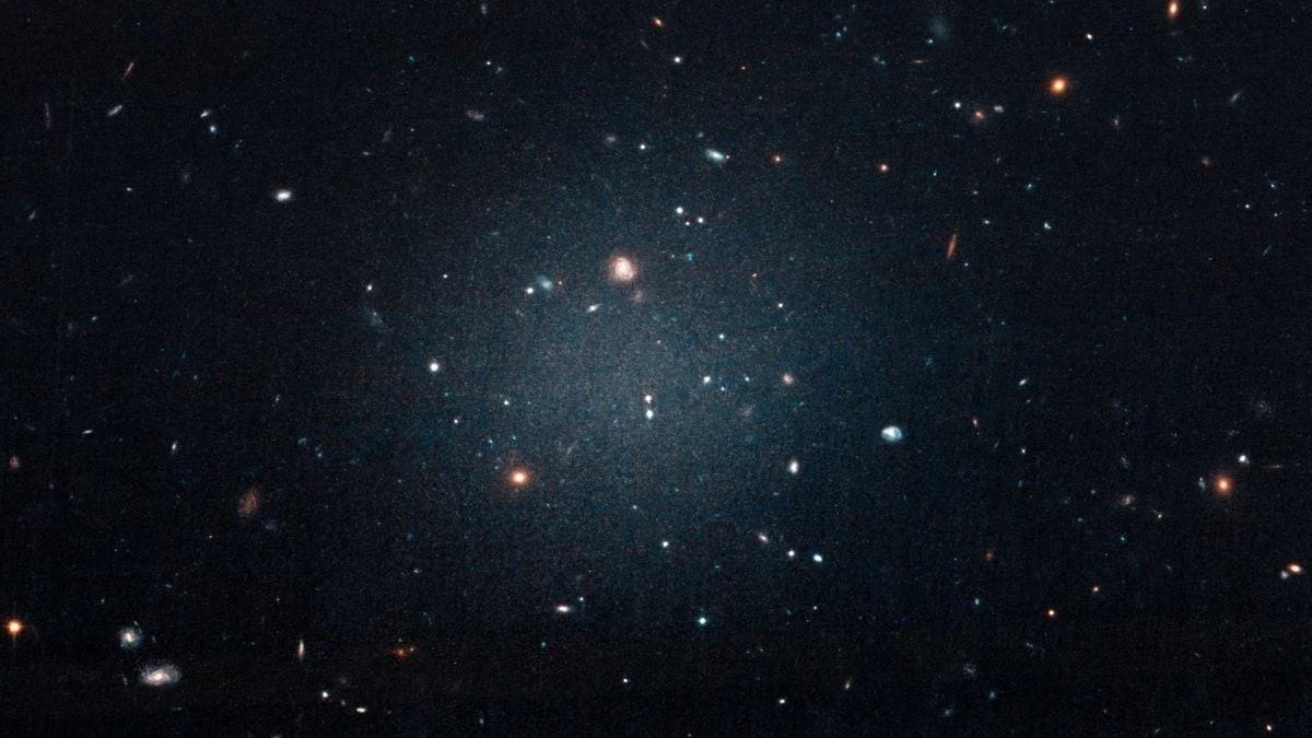 Proč se v hlubokém vesmíru objevila třetí galaxie bez temné hmoty