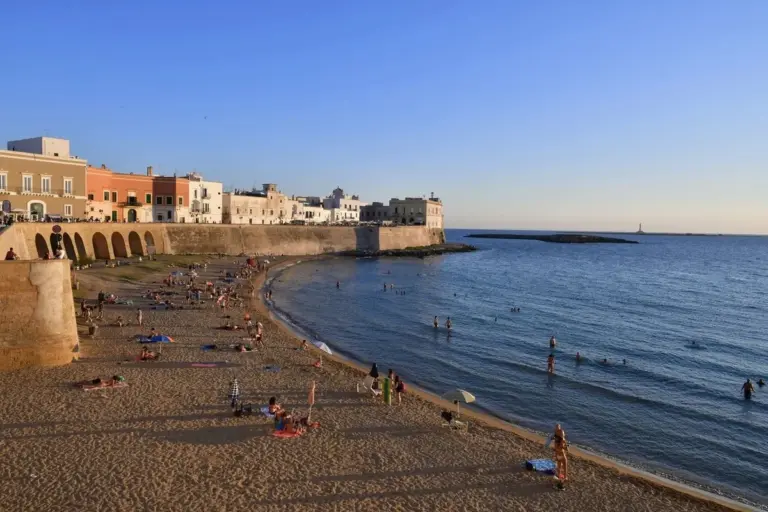Proč se v italském Gallipoli letos nevyplatí jít z pláže rovnou do kavárny