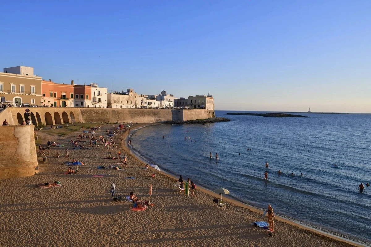 Proč se v italském Gallipoli letos nevyplatí jít z pláže rovnou do kavárny