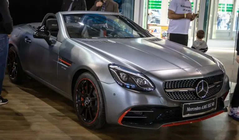 Proč se z českých silnic vytratí sportovní mercedesy a bavoráky už v roce 2026
