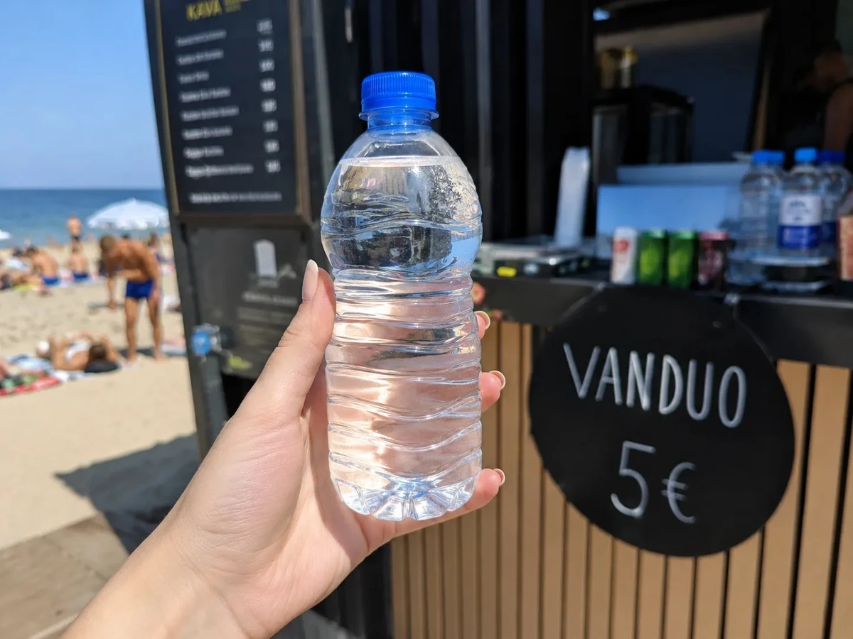 Proč se z obyčejné vody u moře stal symbol luxusu: Příběh jedné účtenky