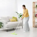 Proč zkušené hospodyně nanášejí pěnu na holení přímo na smeták