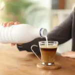 Proč zkušení baristé nikdy nelijí studené mléko přímo do kávy