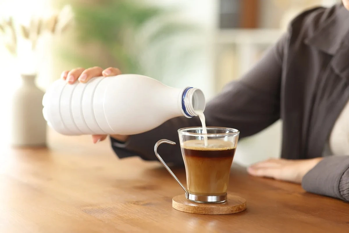 Proč zkušení baristé nikdy nelijí studené mléko přímo do kávy