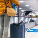 Proč zkušení cestovatelé vždycky dávají na rukojeť kufru barevnou stuhu