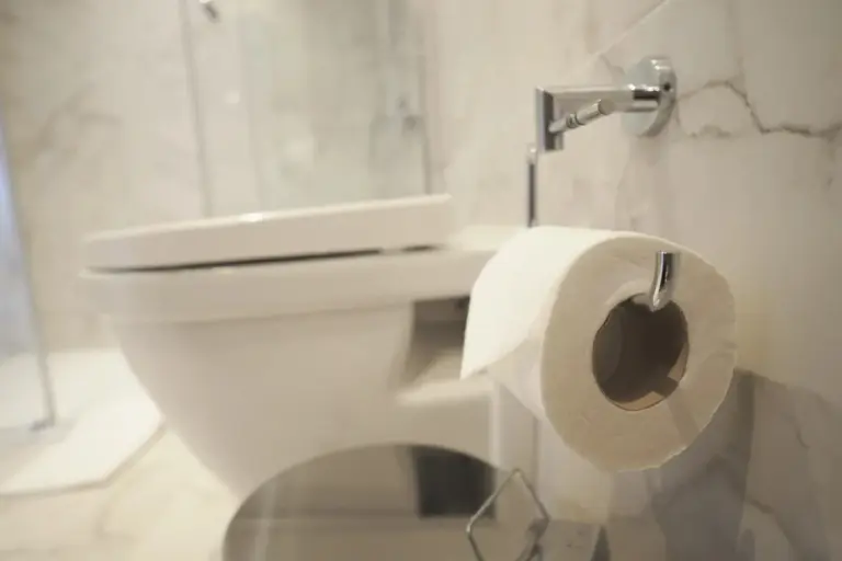 Proč zkušení cestovatelé vždy hledají v hotelové koupelně malý papírový trojúhelník