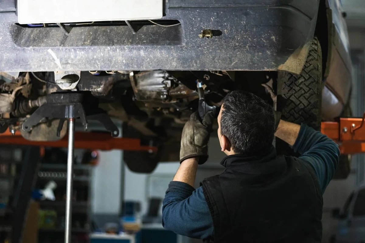 Proč zkušení čeští řidiči v autoservisu vyžadují staré díly do kufru