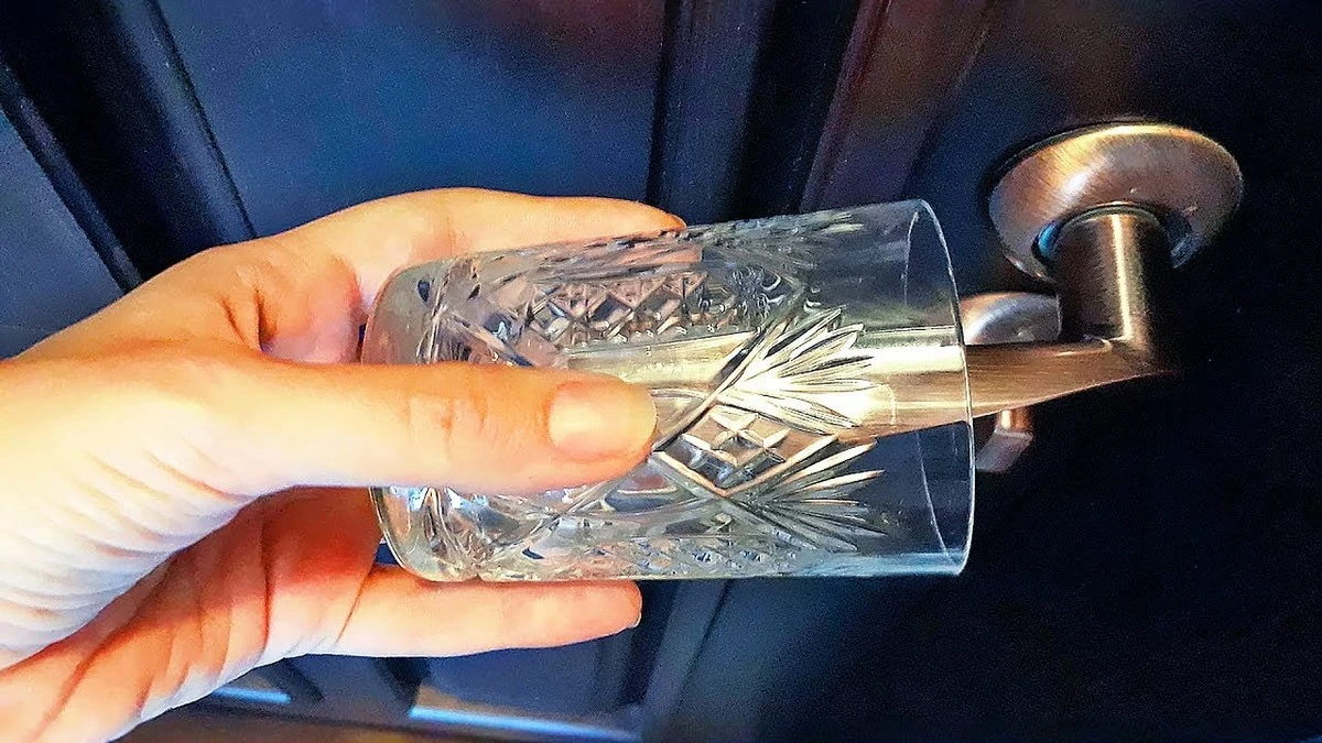 Proč zkušení cestovatelé věší na kliku hotelového pokoje obyčejný hrnek - image 1