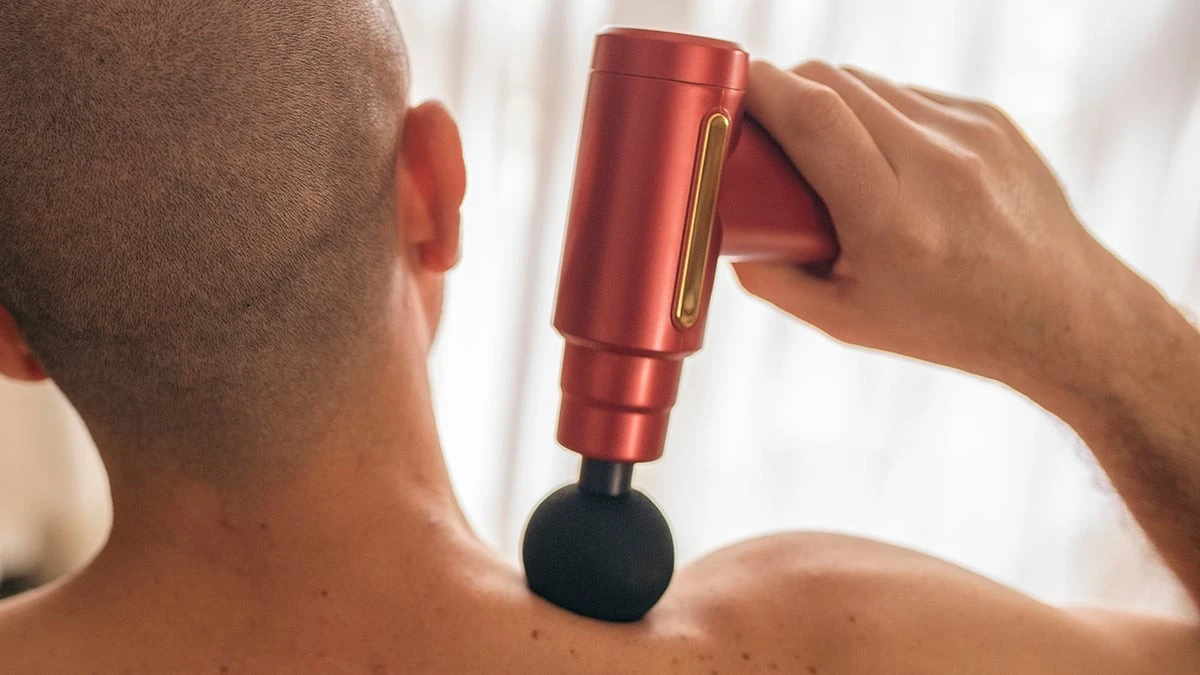 Proč zkušení fyzioterapeuti nikdy nepřikládají masážní pistoli nad úroveň krku