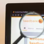 Proč zkušení klienti bank okamžitě blokují kartu po podezřelé platbě ve výši pár korun