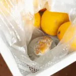 Proč zkušení kuchaři balí citrony do novinového papíru