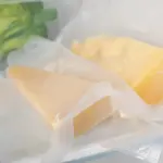 Proč zkušení kuchaři balí sýr do pečicího papíru místo fólie
