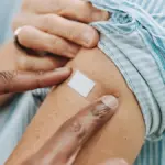 Proč zkušení lékaři doporučují novou mRNA vakcínu proti chřipce místo té klasické