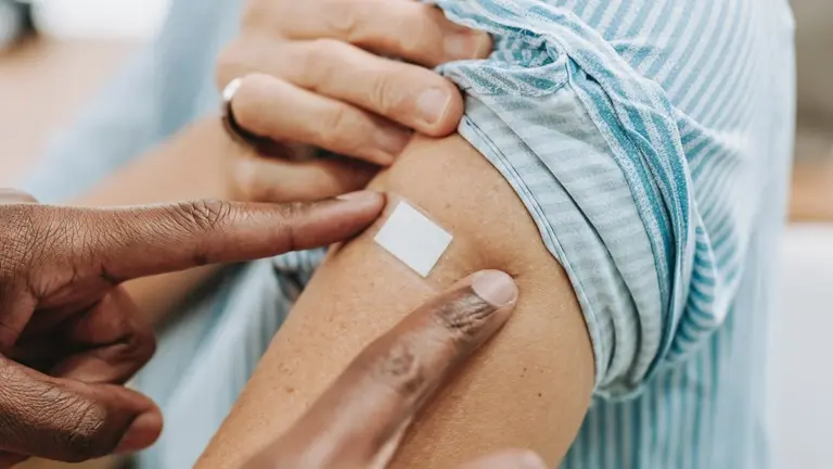 Proč zkušení lékaři doporučují novou mRNA vakcínu proti chřipce místo té klasické