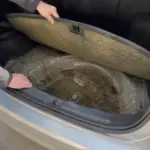 Proč zkušení mechanici při prohlídce ojetiny vždy zvedají podlážku v kufru