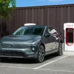 Proč zkušení řidiči elektromobilů Volvo přestávají u nabíječek vytahovat telefon