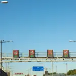 Proč zkušení řidiči v lese zpomalují, když uvidí svítit tento nový elektronický panel