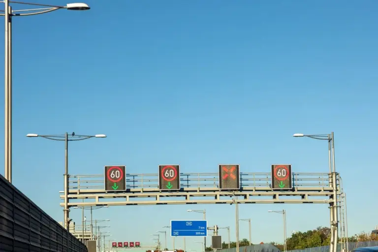Proč zkušení řidiči v lese zpomalují, když uvidí svítit tento nový elektronický panel