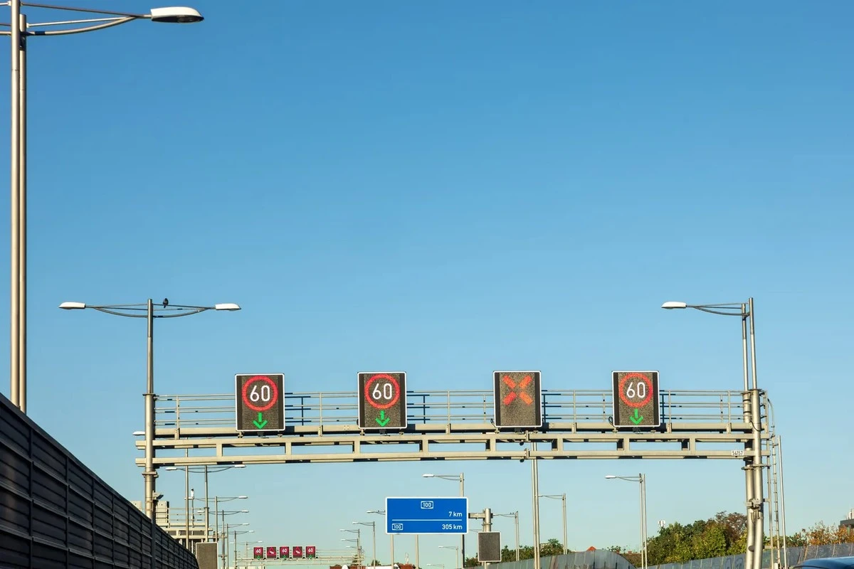 Proč zkušení řidiči v lese zpomalují, když uvidí svítit tento nový elektronický panel