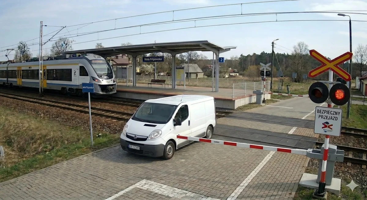 Proč zkušení řidiči radí při uvíznutí na přejezdu vždy prorazit závoru