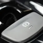 Proč zkušení řidiči v nouzi drží tlačítko elektronické brzdy i za jízdy