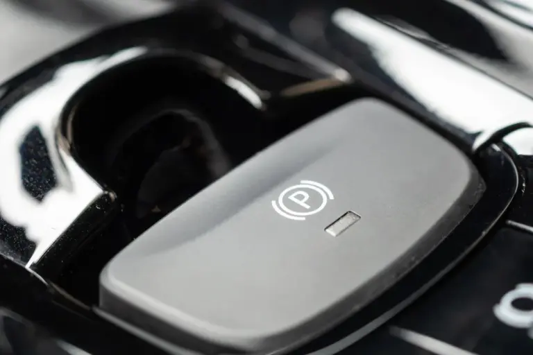 Proč zkušení řidiči v nouzi drží tlačítko elektronické brzdy i za jízdy