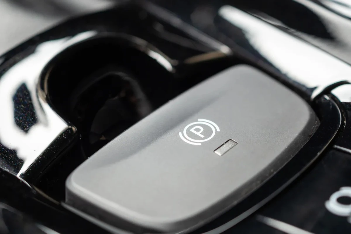 Proč zkušení řidiči v nouzi drží tlačítko elektronické brzdy i za jízdy