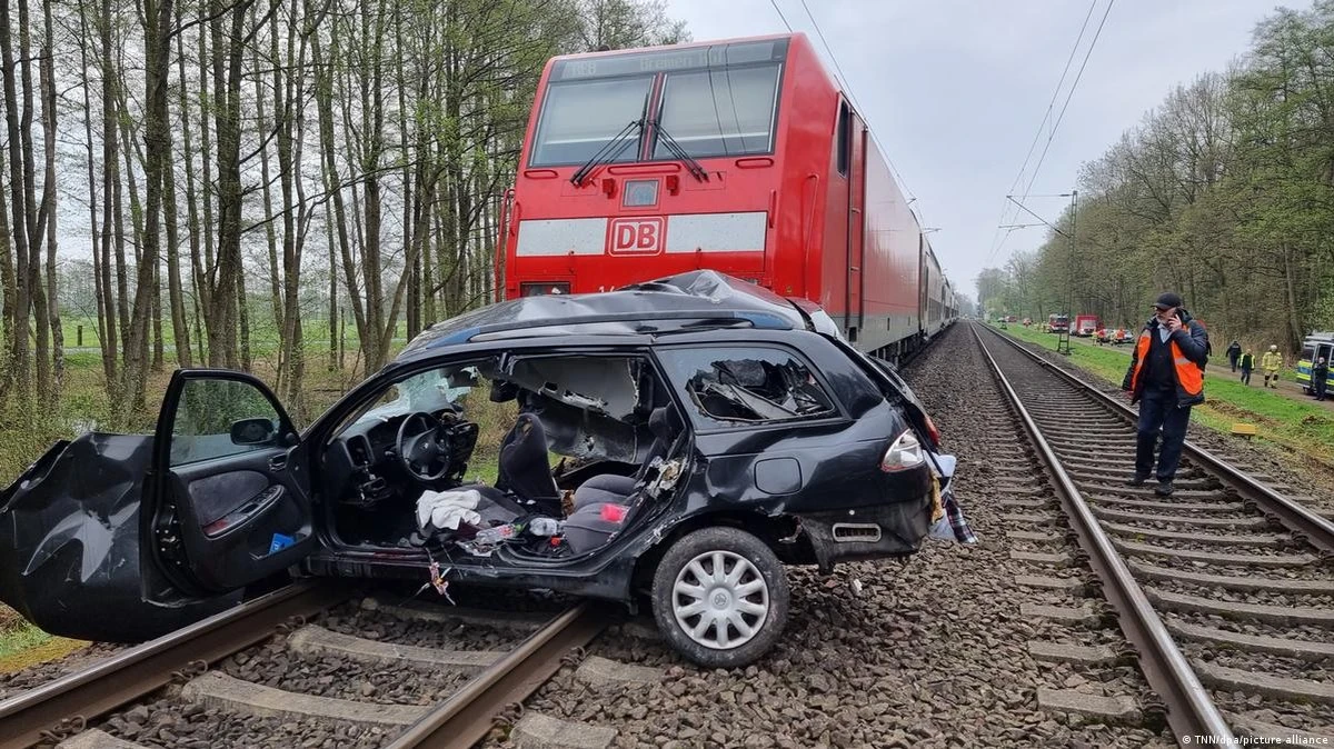 Proč zkušení řidiči radí při uvíznutí na přejezdu vždy prorazit závoru - image 1
