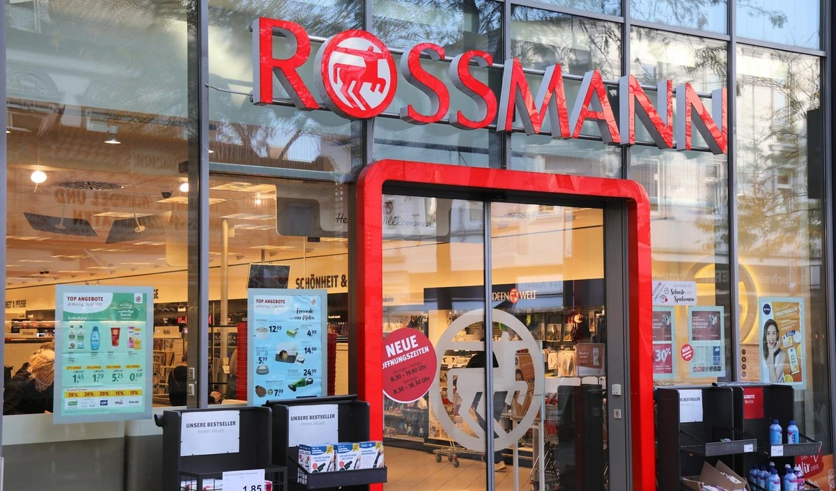 Proč zkušení zákazníci v Rossmannu hledají zelené cenovky vždy ve středu
