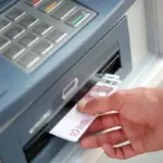 Proč zloději znovu útočí u bankomatů: Nenápadná chyba, kterou děláme při zadávání PINu