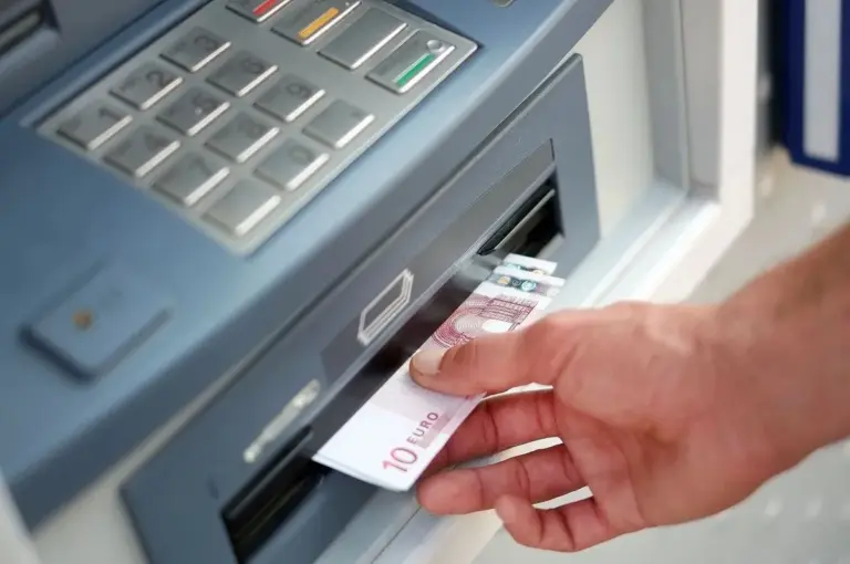 Proč zloději znovu útočí u bankomatů: Nenápadná chyba, kterou děláme při zadávání PINu