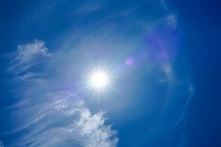 Vědci vysvětlují, proč Slunce ve skutečnosti není žluté a jak nás klame atmosféra