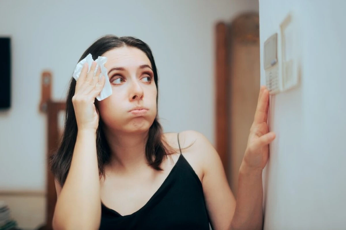 V podkroví je v létě výheň: Proč zkušení nájemníci věší do oken mokré prostěradlo - image 1