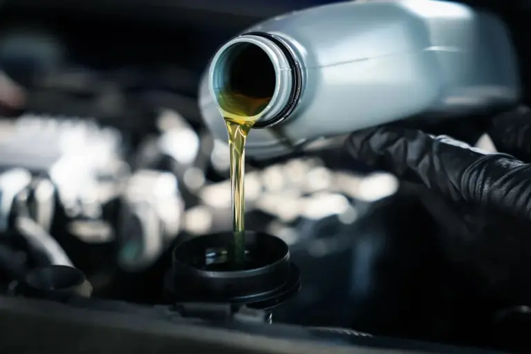 Proč je výměna oleje po 30 000 km riskantní pro váš motor