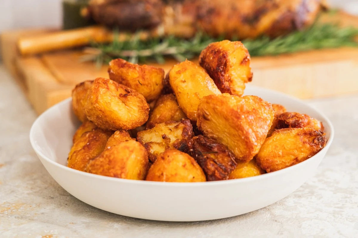Proč jsou pečené brambory gumové: pomůže lžíce avokádového oleje a trik s hrncem - image 1