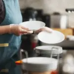 Proč německé hospodyňky neoplachují nádobí: Zvyk, který Čechy často zaskočí